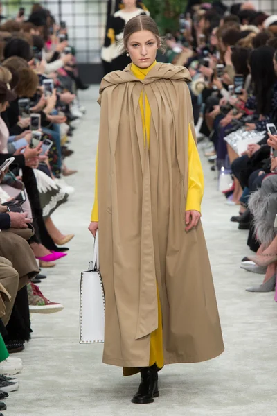 Look 10